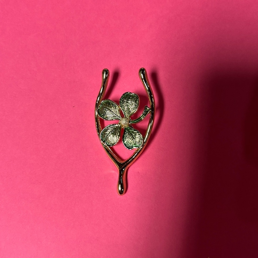 028 Vintage Gold Tone Brooch Lot – Leaf, Floral, Rhinestone & Abstract Designs - Picture 5 of 5